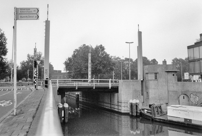 502510 Gezicht op de Vaartscherijnbrug over de Vaartsche Rijn te Utrecht, vanaf de Westerkade.